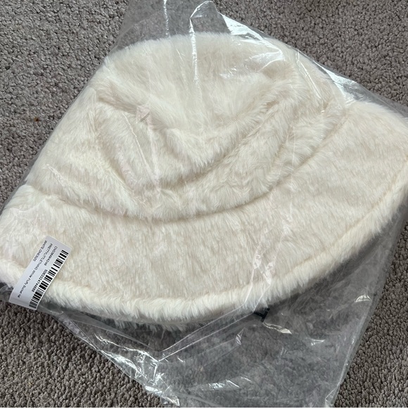 PRETTYLITTLETHING White Fluffy Bucket Hat *NEW* - Picture 3 of 4